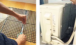 室外機にエアコンネットを貼り付ける様子